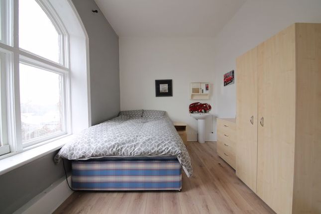 Room to rent in Victoria Road, Widnes