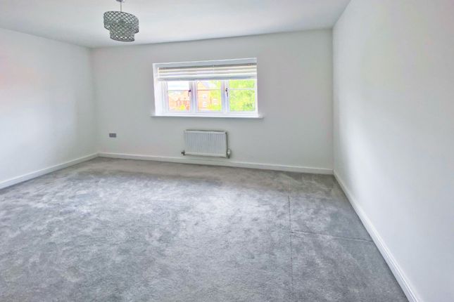 Town house to rent in GU11