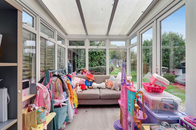 54 The Roundway, Esher photo 5