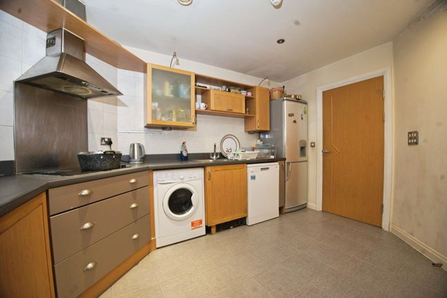 102, Lynton Court, South Glamorgan photo 2