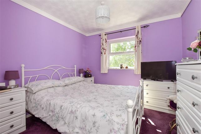 Chigwell Lane, Loughton photo 4