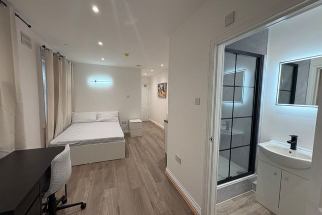 room 6, NEWPORT photo 3