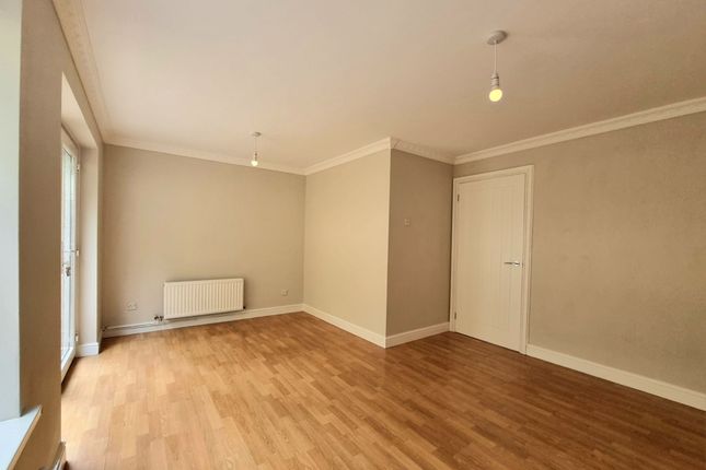 70 St. Michaels Way, Bridgend photo 4