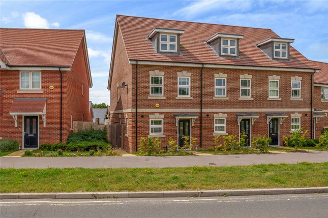 Thumbnail End terrace house for sale in Oak Avenue, Wokingham, Berkshire