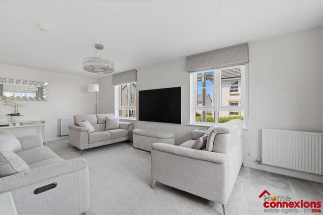 31, Pineta Drive, Thornton View, EAST KILBRIDE photo 2