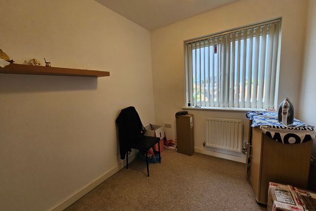 5, LUTON photo 3