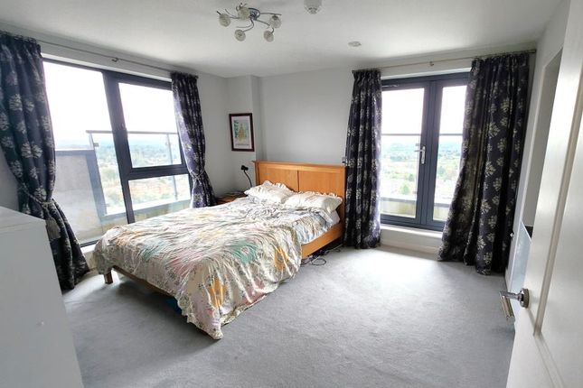 Flat to rent in Guildford Road, Woking