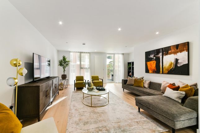 Thumbnail Town house for sale in Cable Street, Royal Wharf, London