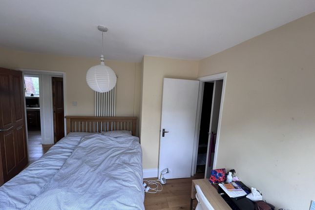 19 Russet Crescent, London photo 5