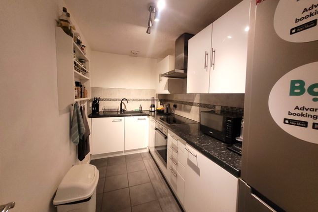 Flat to rent in Pickfords Gardens, Slough