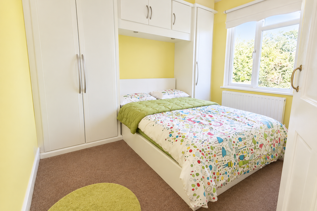 16 Aveley Road, Romford photo 5