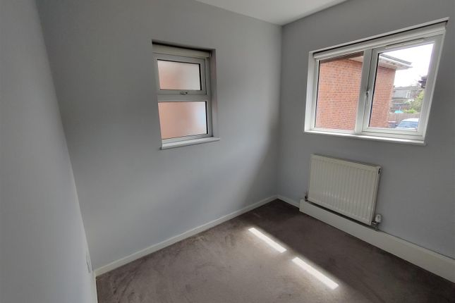 Flat to rent in Canterbury Road, Morden