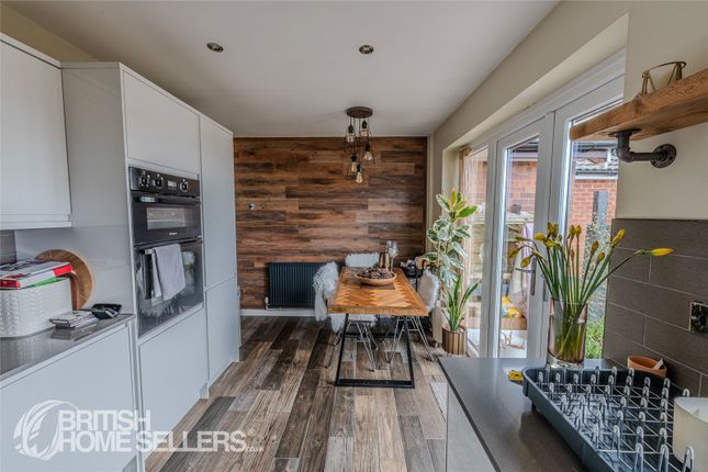 4, Oak Tree Crescent, Greater Manchester photo 3