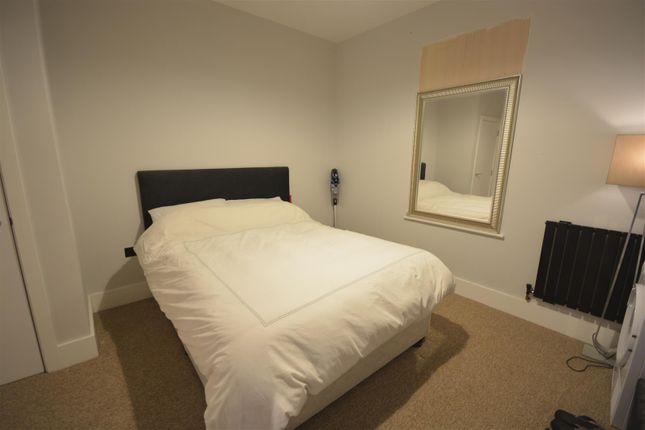 Flat to rent in High Street, Epsom, Surrey
