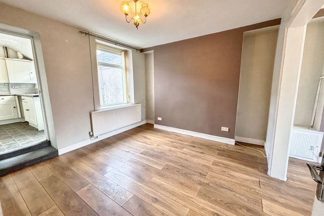 15 Thornton Crescent, Bridgend photo 3