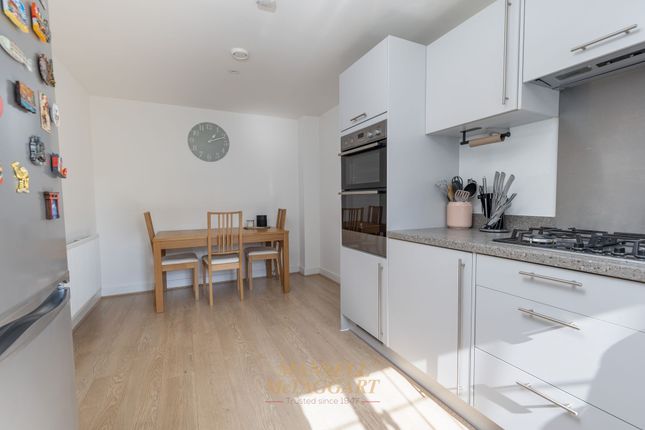 2 Geranium Close, Crawley photo 3