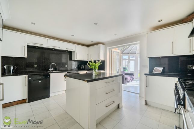 42, Elmhurst, Tadley photo 2