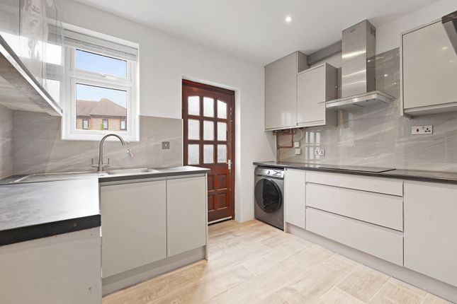 82, Fieldway, Dagenham photo 4