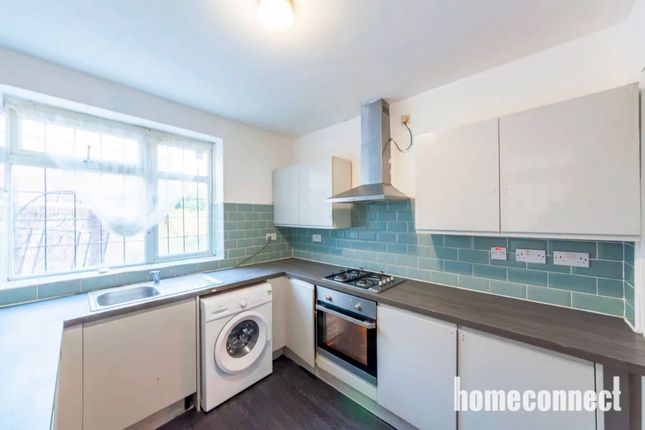68 Torquay Gardens, Ilford photo 2