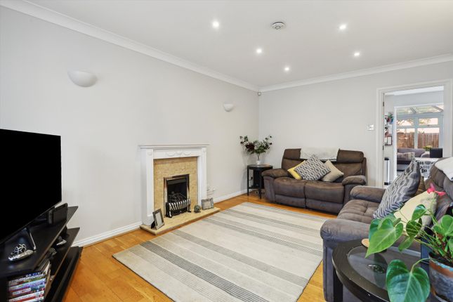 9, Riverview Gardens, Cobham photo 4