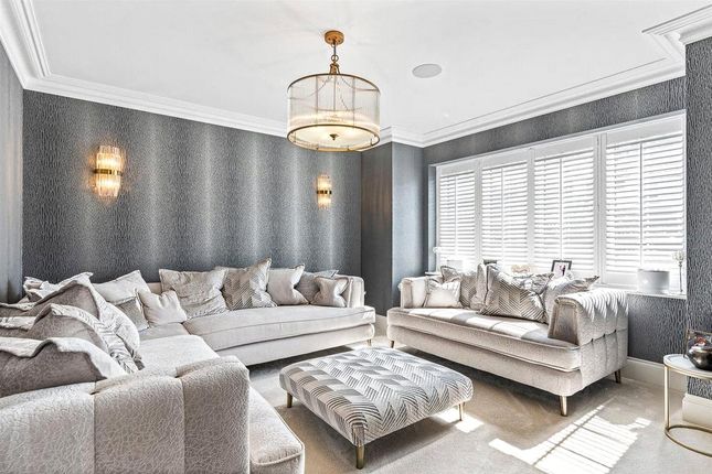 7, Honeypot Lane, Essex photo 3