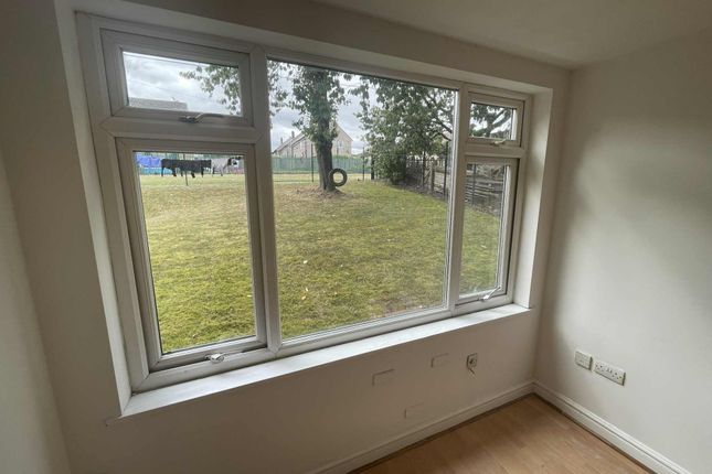4, Weavers Brook, Halifax photo 5