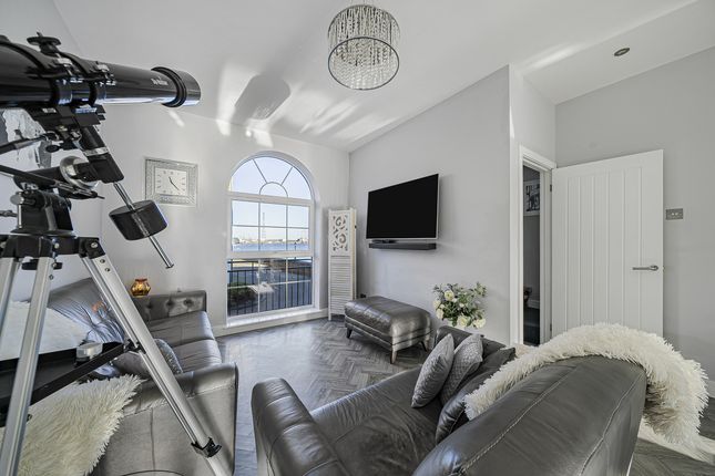4, Frobisher Way, Greenhithe photo 2