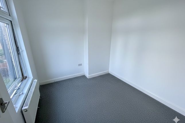 16, Gladstone Avenue, Luton photo 3