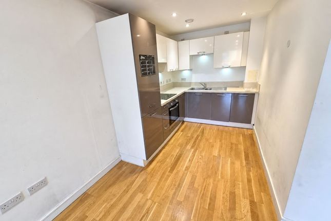 Flat, Brunel Court, Edgware photo 5