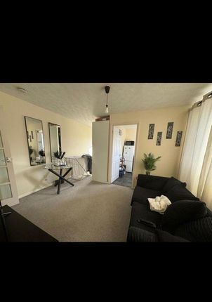 13, Plumtree Close, Dagenham photo 2