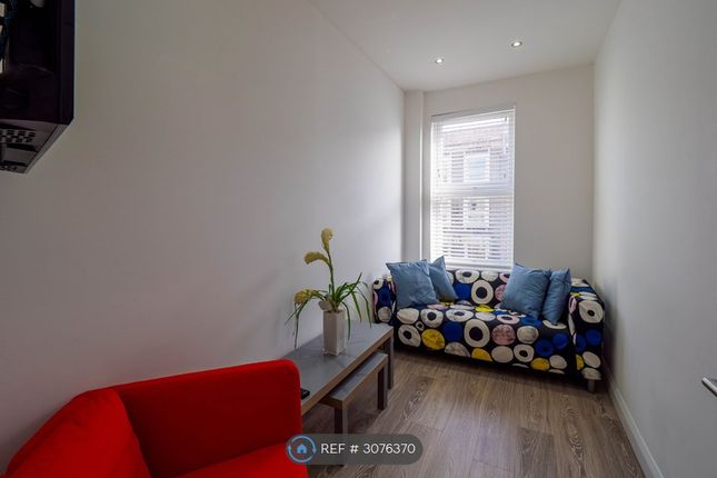 Flat B, Kilburn High Road, London photo 5