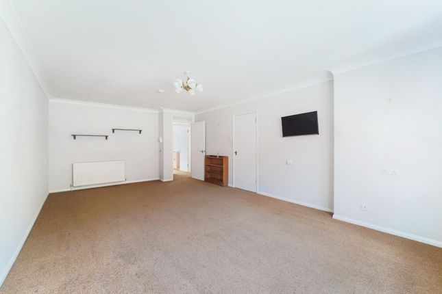 41 Heathside Court, Tadworth photo 4