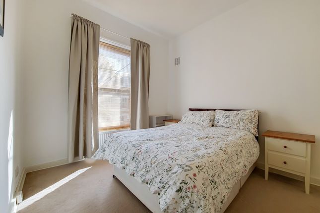 Flat to rent in Gratton Road, London