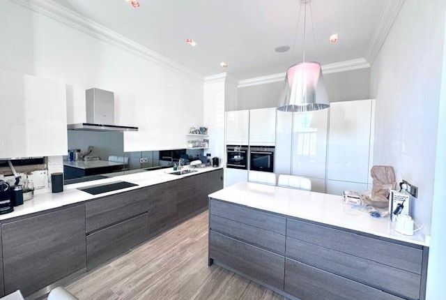 Kitchen 2.Jpg