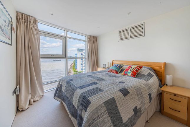 Flat for sale in Orion Point, Isle Of Dogs, London