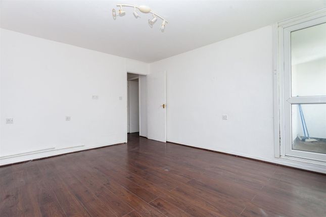 Flat for sale in Hind Grove, London