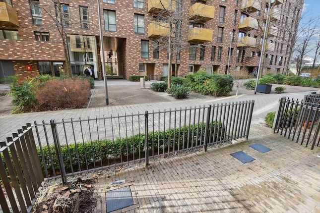 Truman Walk, Bromley-By-Bow photo 3