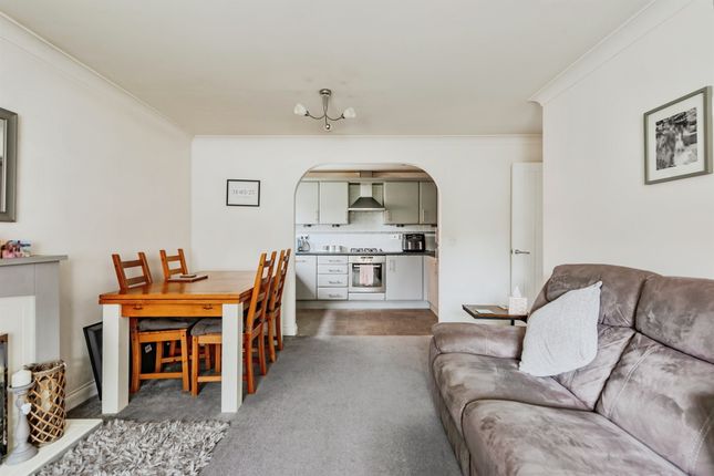 26, Kingsfield Way, Redhill photo 4