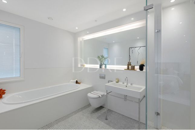 Link-detached house for sale in Gloucester Avenue, London