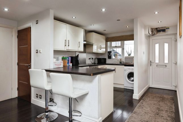 5a Petersen Court, Lower Road, Loughton photo 4