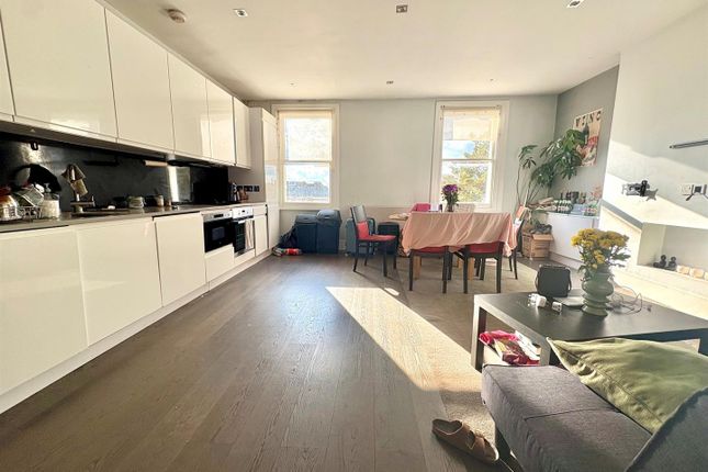 3-bed house on Top Floor Flat, 25, Richmond Way, London, £3,750/mo