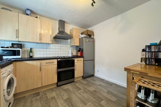 34, Lindale Close, Nottingham photo 2