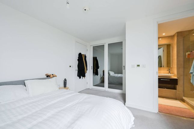 Flat for sale in Goodwin Street, Finsbury Park, London