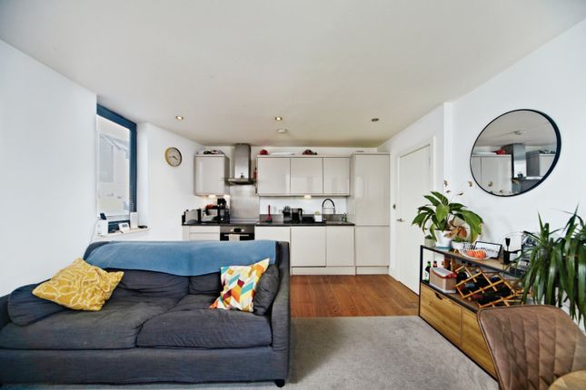 Flat A/1a, Renmuir Street, London photo 4