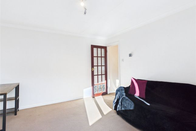 Flat 13, The Glen, 15-17, Woodlands Road, Surrey photo 2
