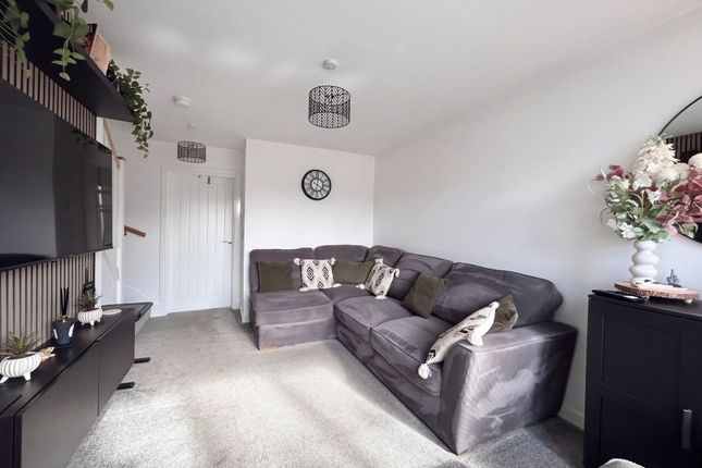 70 Weavers Close, Manchester photo 3