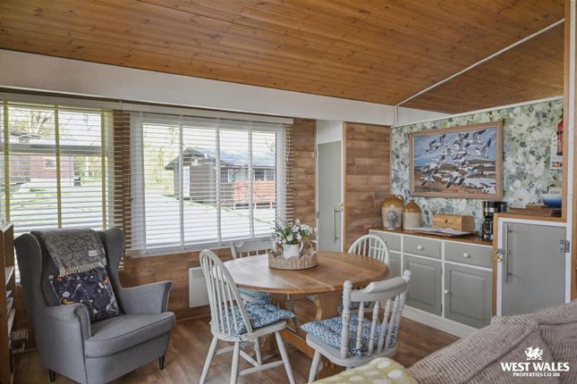 The Bird House, 44, Penlan Holiday Village, Junc C1285 To Cenarth, Newcastle Emlyn photo 3