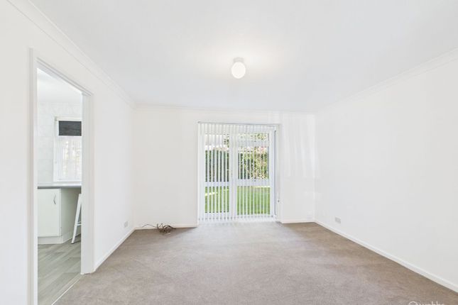112 Holmbury Grove, Croydon photo 2