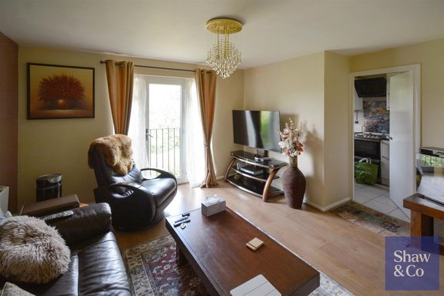 117, Burket Close, Southall photo 2