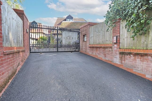 35 Ringley Road, Manchester photo 4
